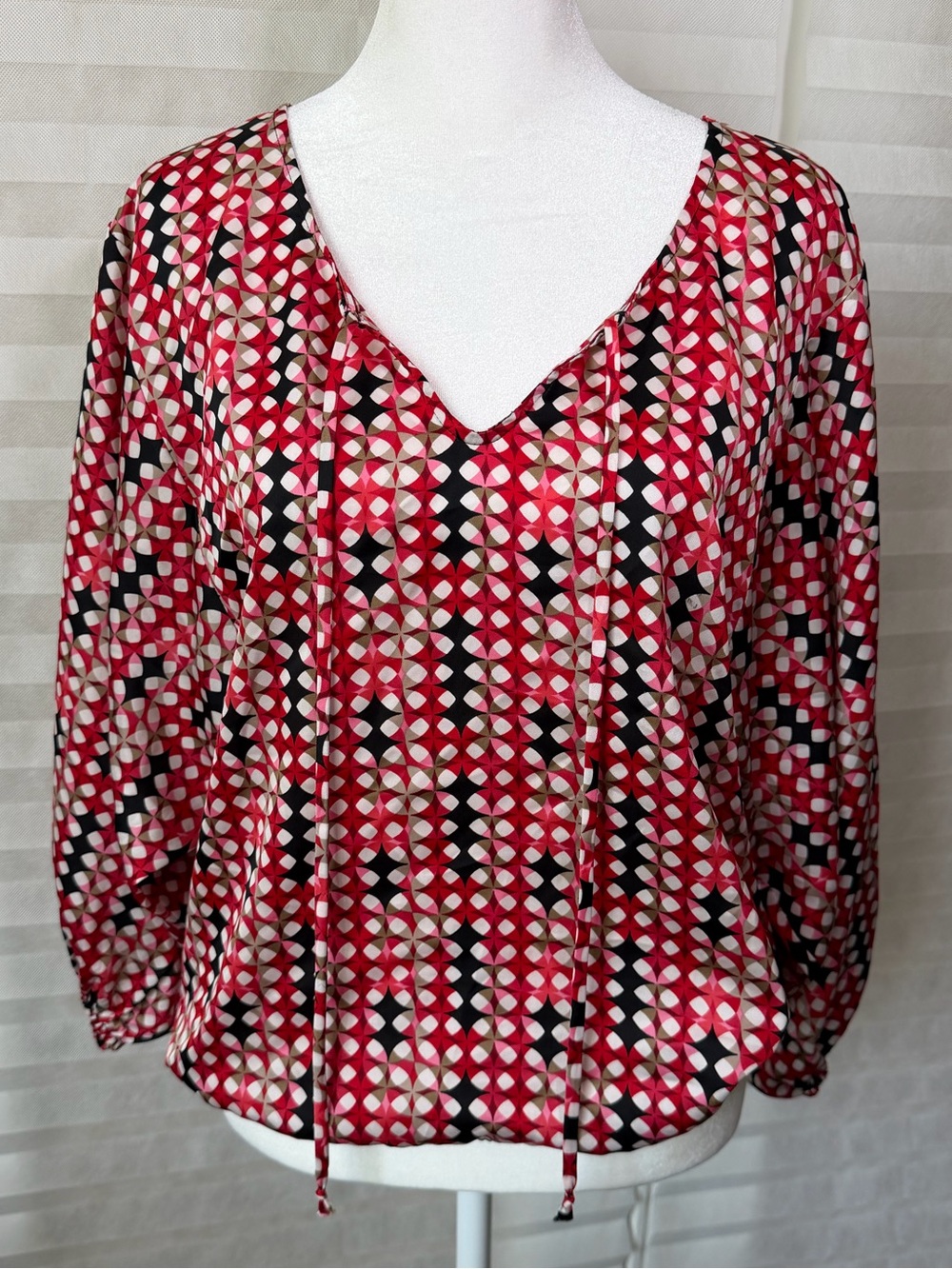 Laundry By Shelli Segal Red Geometric Tie-Neck Blouse